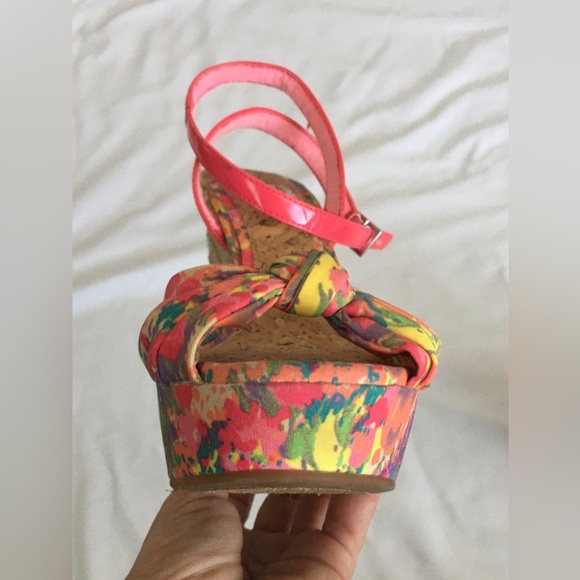 Sexy cute Gianni Bini pink/multicolored 5in peep toe platform wedges, size 7 - Picture 5 of 16